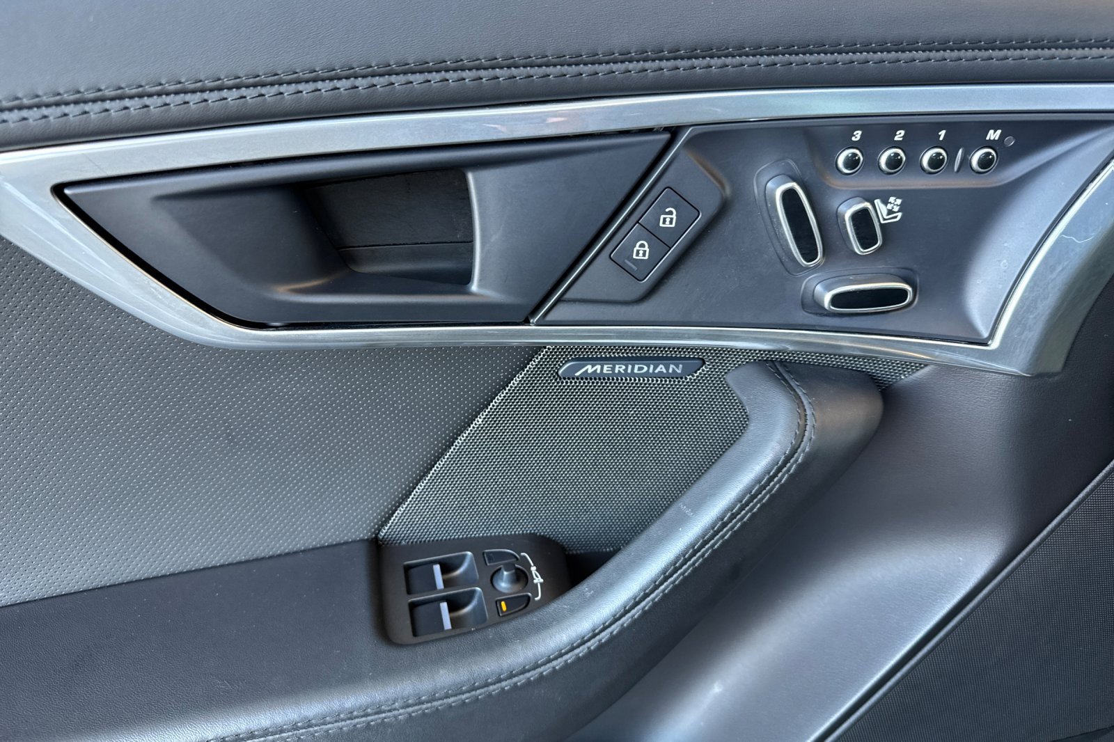 Used 2023 Jaguar F-TYPE R-Dynamic image 10