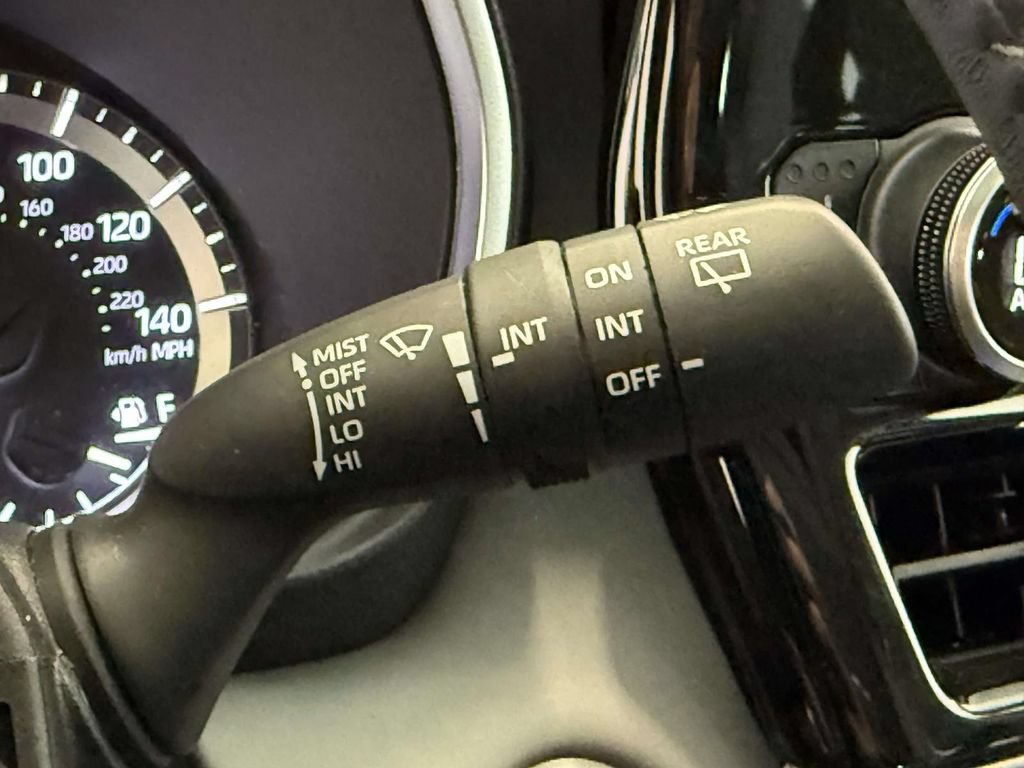 Used 2024 Toyota Highlander XLE AWD/4WD image 32