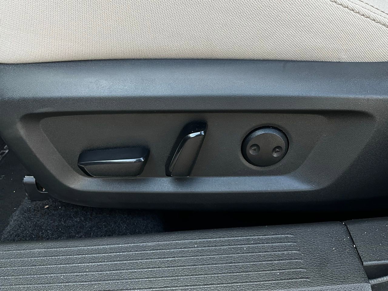 Used 2025 Nissan Rogue SV image 11