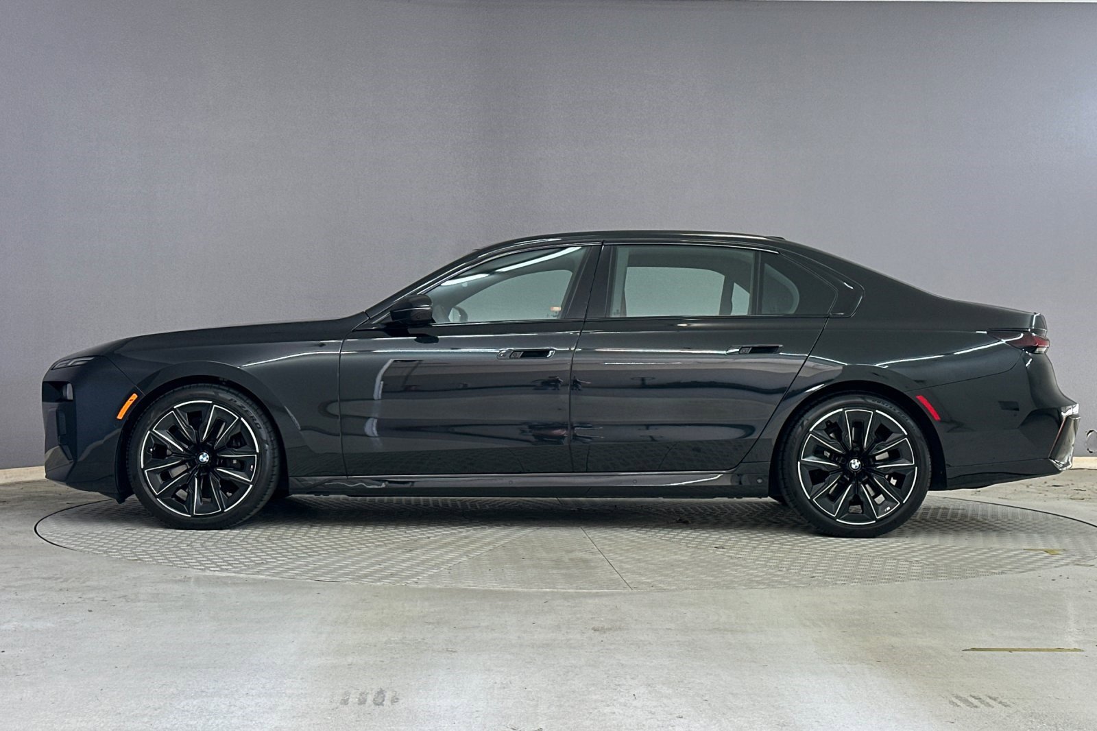 Used 2023 BMW 740i image 2