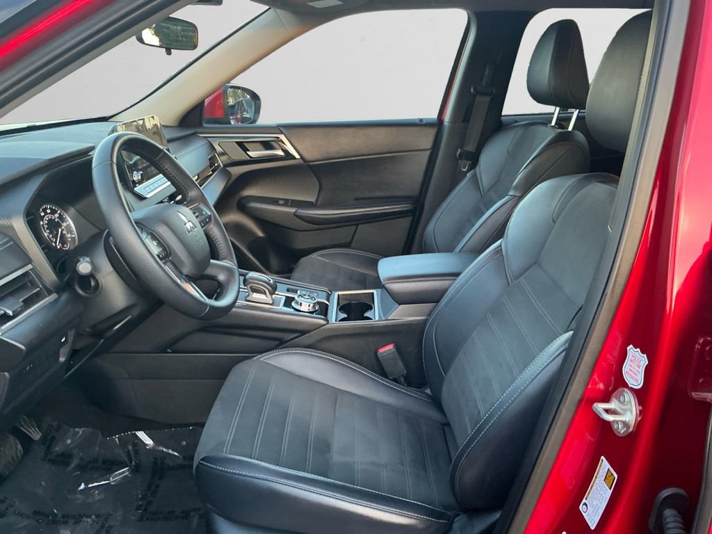 Used 2024 Mitsubishi Outlander SE Black Edition image 9