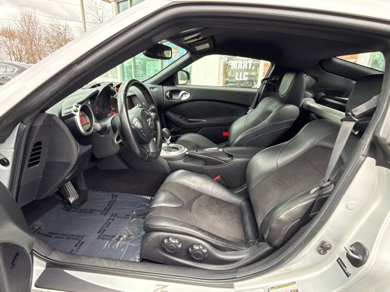 Used 2009 Nissan 370Z Touring w/ Sport Pkg image 11