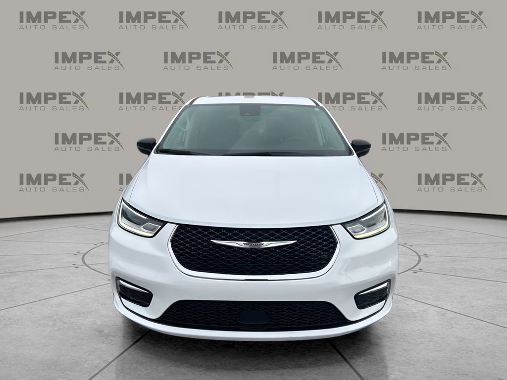 Used 2024 Chrysler Pacifica Touring-L image 8