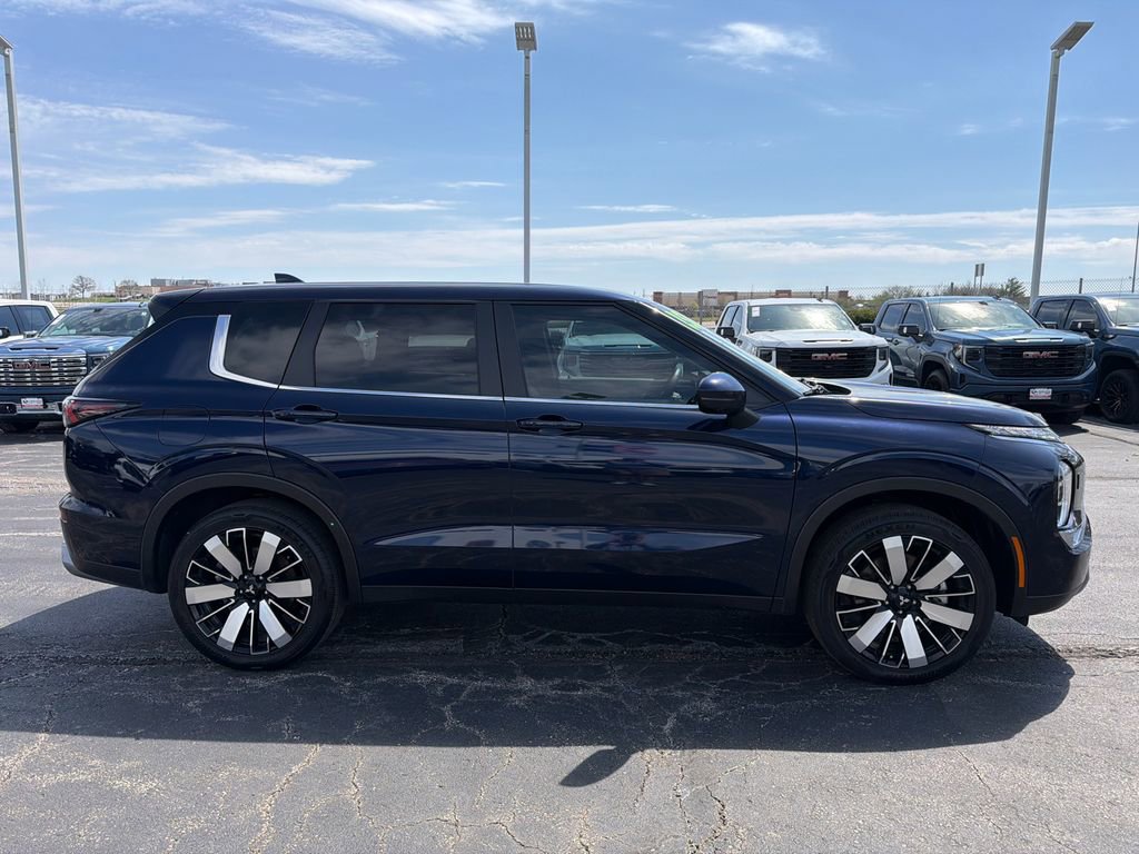 Used 2025 Mitsubishi Outlander AWD image 7