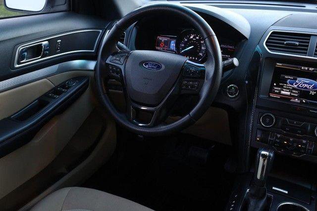 Used 2016 Ford Explorer XLT w/ Equipment Group 201A FWD image 26