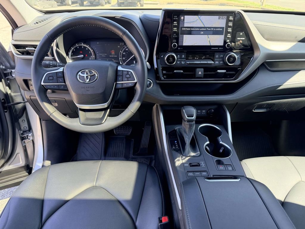 Used 2022 Toyota Highlander XLE image 2
