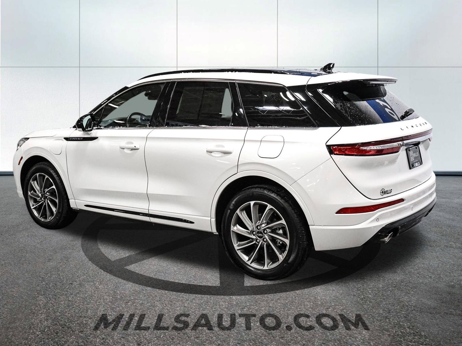 Used 2025 Lincoln Corsair Grand Touring image 4