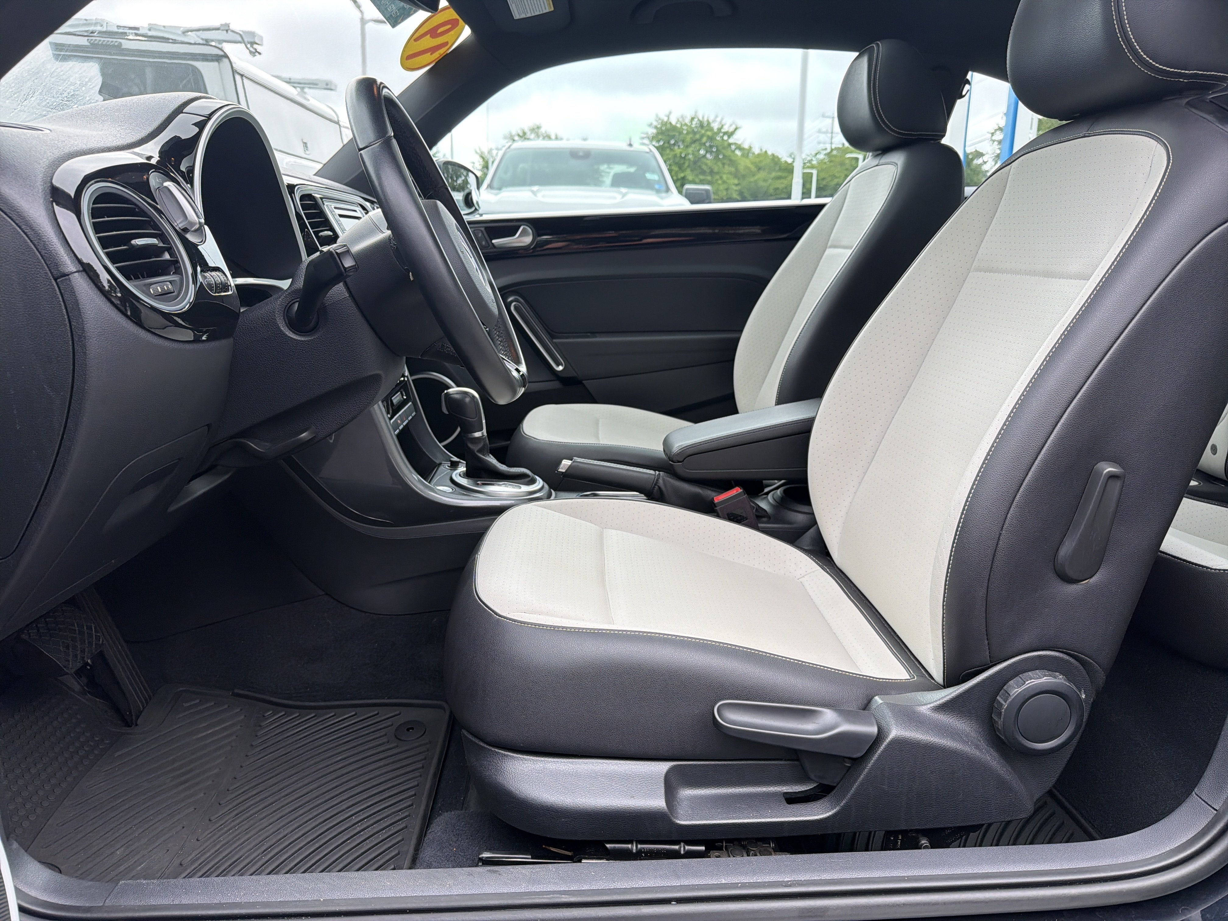 Used 2019 Volkswagen Beetle 2.0T SE w/ SE Premium Package FWD image 16