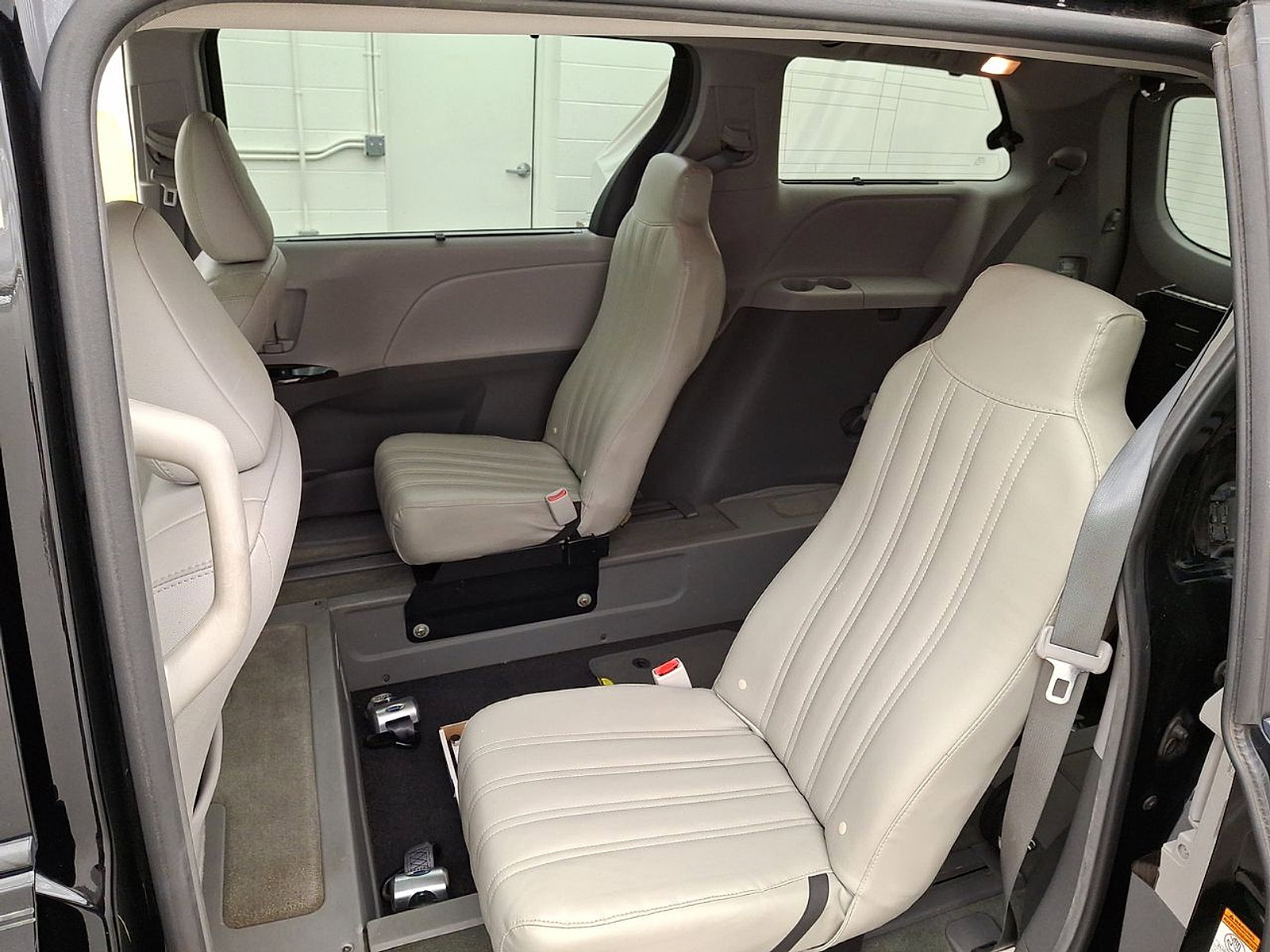 Used 2015 Toyota Sienna XLE w/ XLE Navigation Package image 20