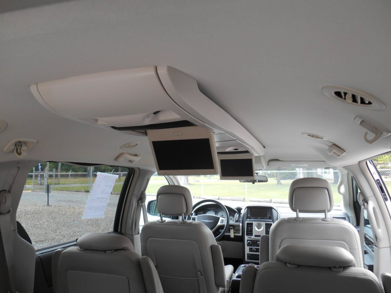 Used 2010 Chrysler Town & Country Touring FWD image 12