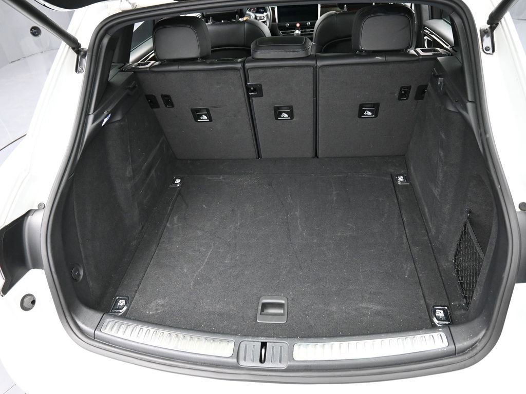 Certified 2022 Porsche Macan AWD/4WD image 32