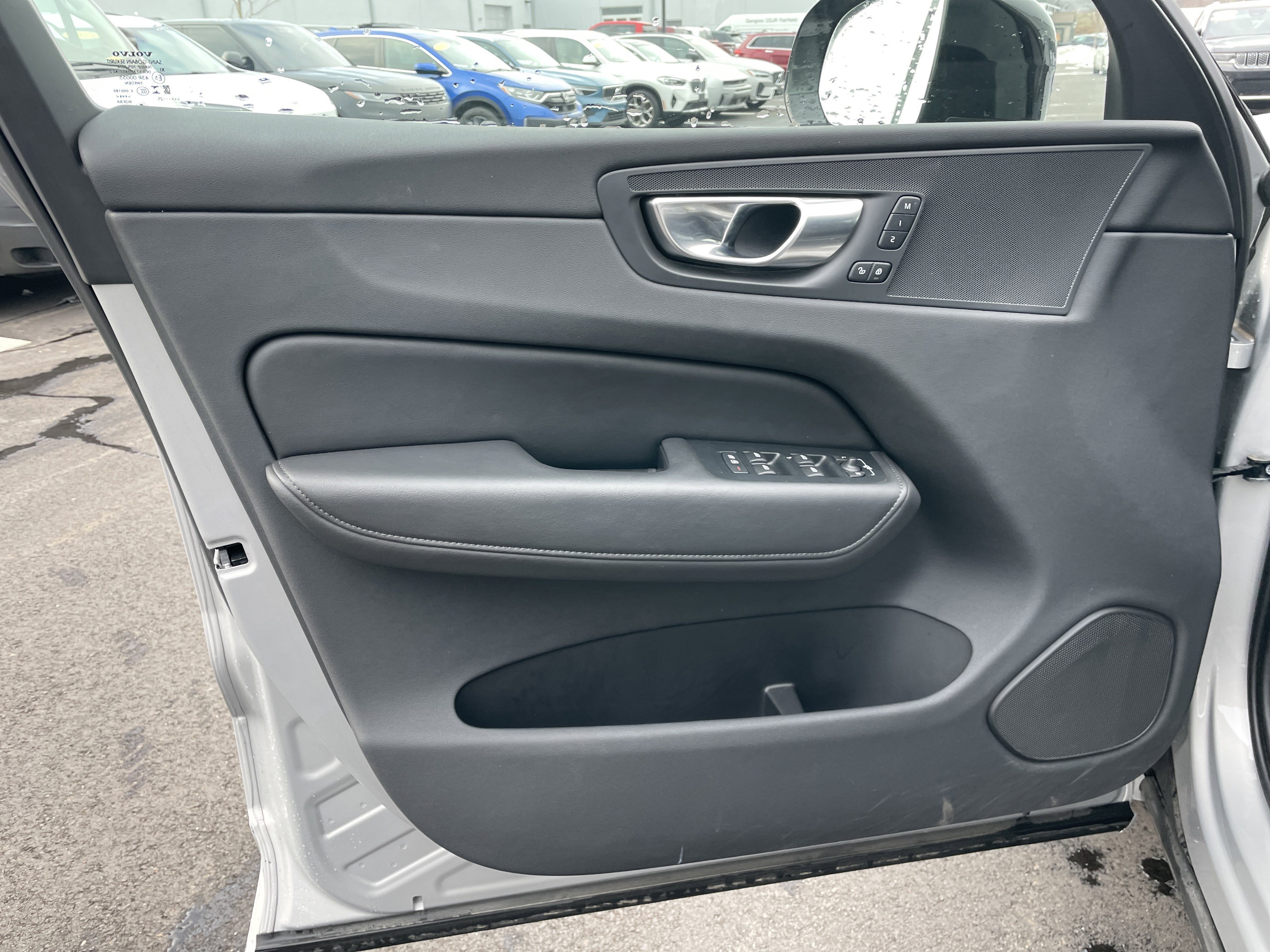 Used 2025 Volvo XC60 B5 Plus image 37