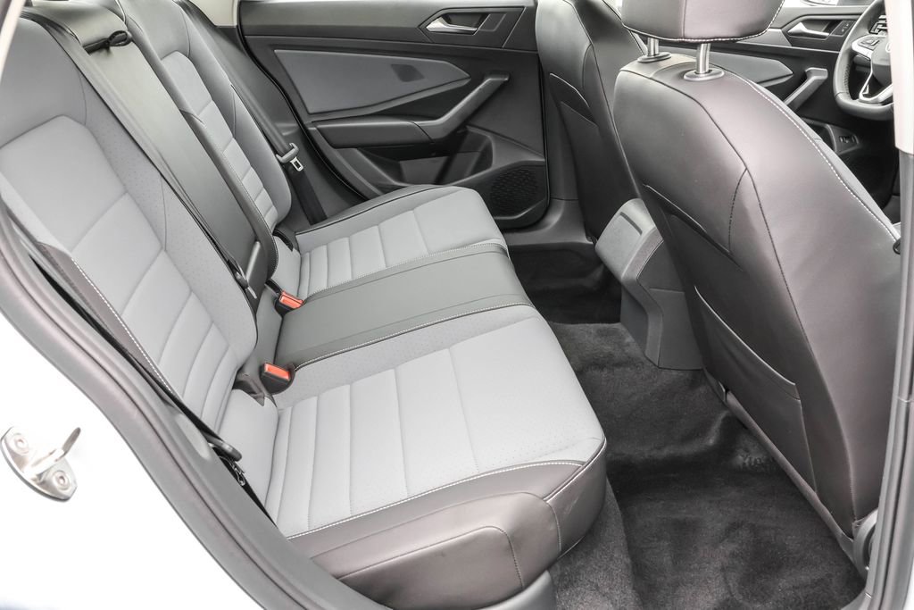 Used 2025 Volkswagen Jetta SE image 33