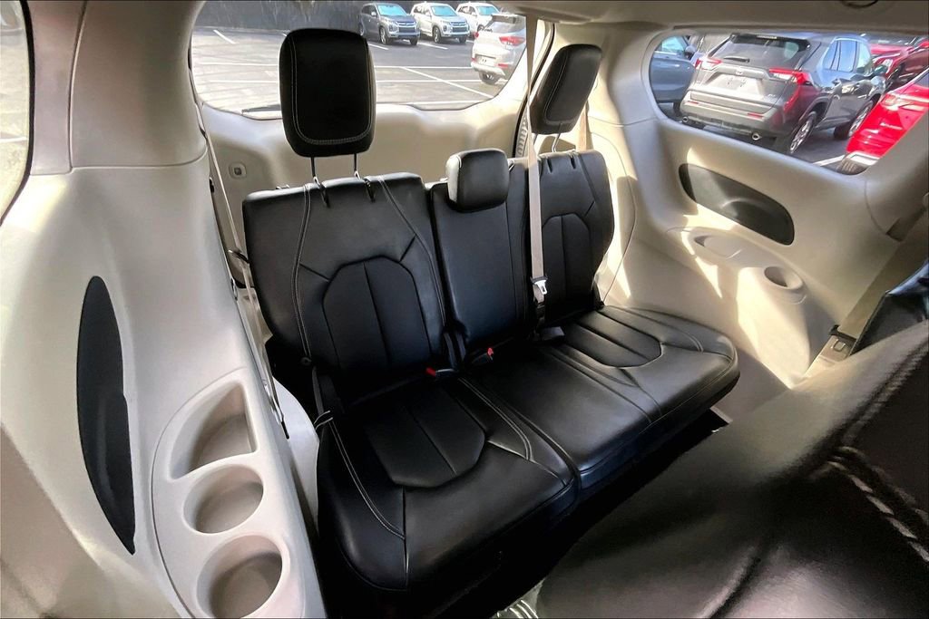Used 2024 Chrysler Pacifica Touring-L image 25