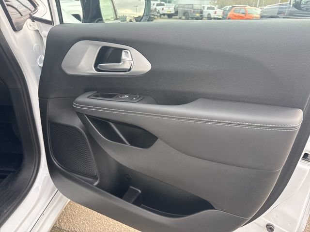 Used 2024 Chrysler Pacifica Touring image 9