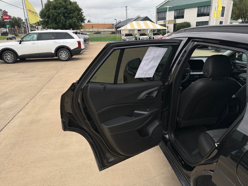 Used 2025 Chevrolet Trax LT FWD image 23