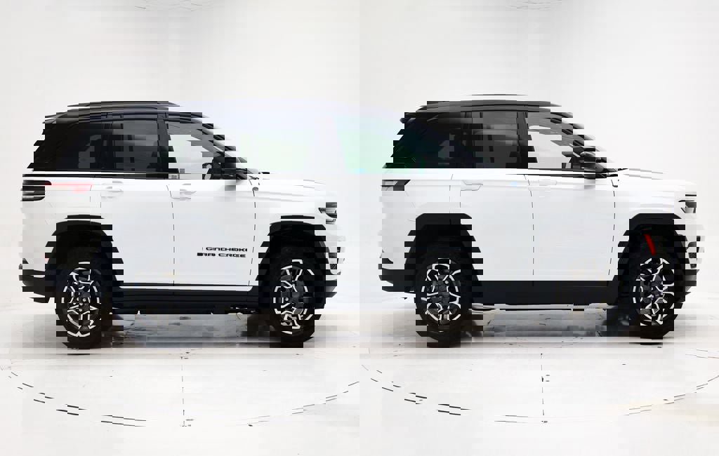 Used 2022 Jeep Grand Cherokee Trailhawk w/ Advanced Protech Group II AWD/4WD image 3