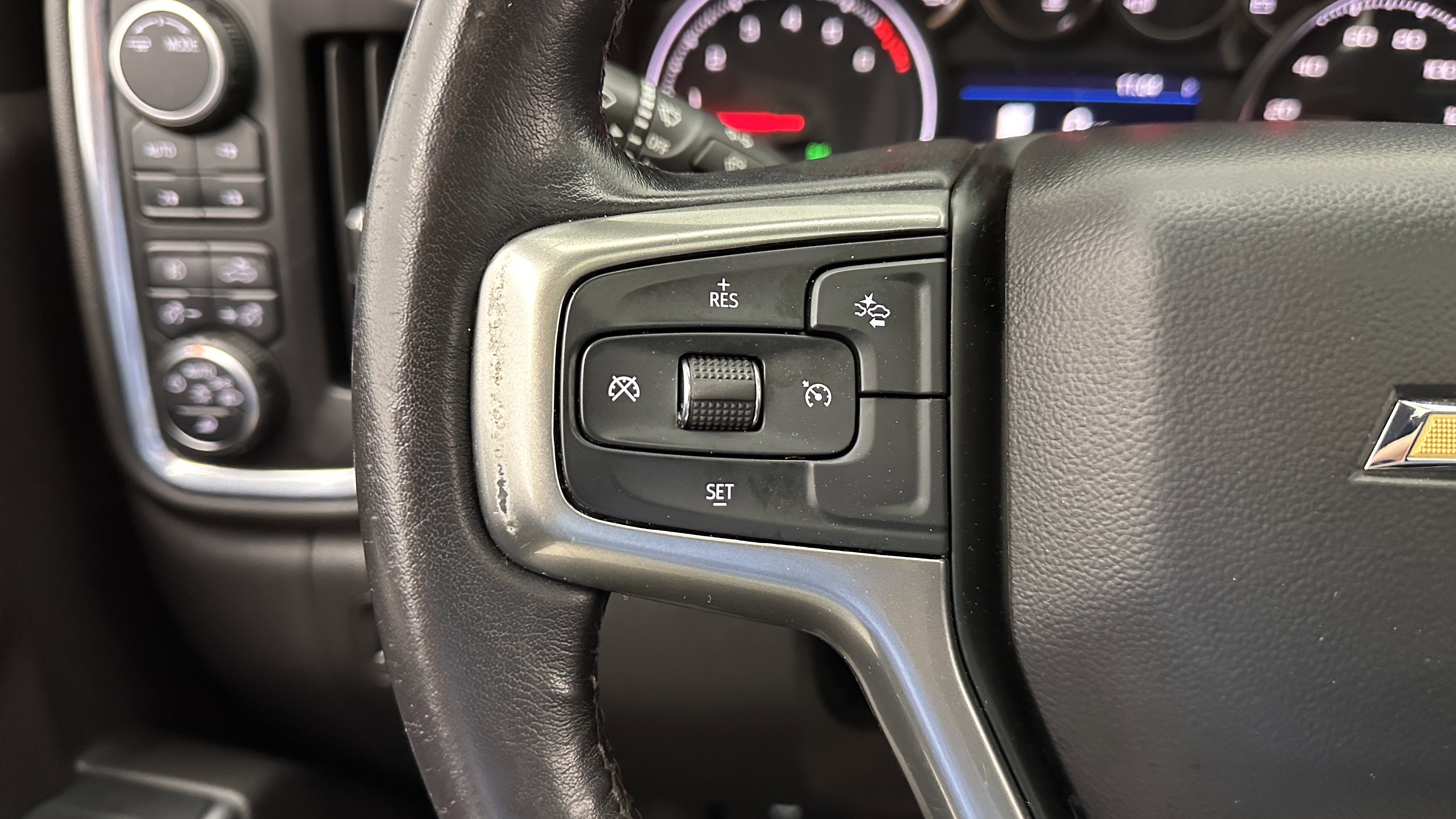 Used 2022 Chevrolet Silverado 1500 LTZ w/ LTZ Premium Package AWD/4WD image 17