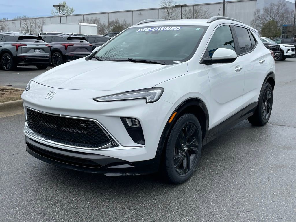 Used 2024 Buick Encore GX Sport Touring image 3