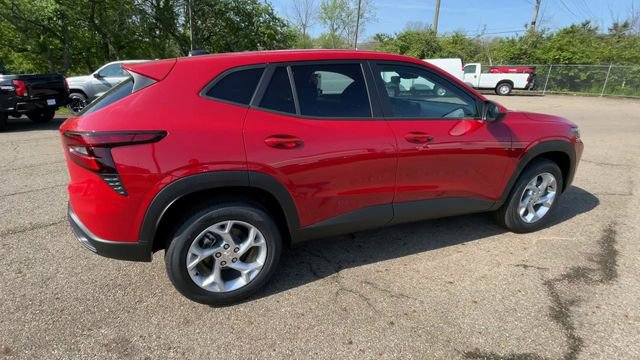 New 2026 Chevrolet Trax LS w/ LS Convenience Package FWD image 2