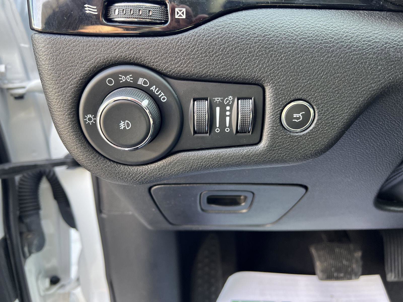 Used 2023 Jeep Cherokee Altitude Lux image 19