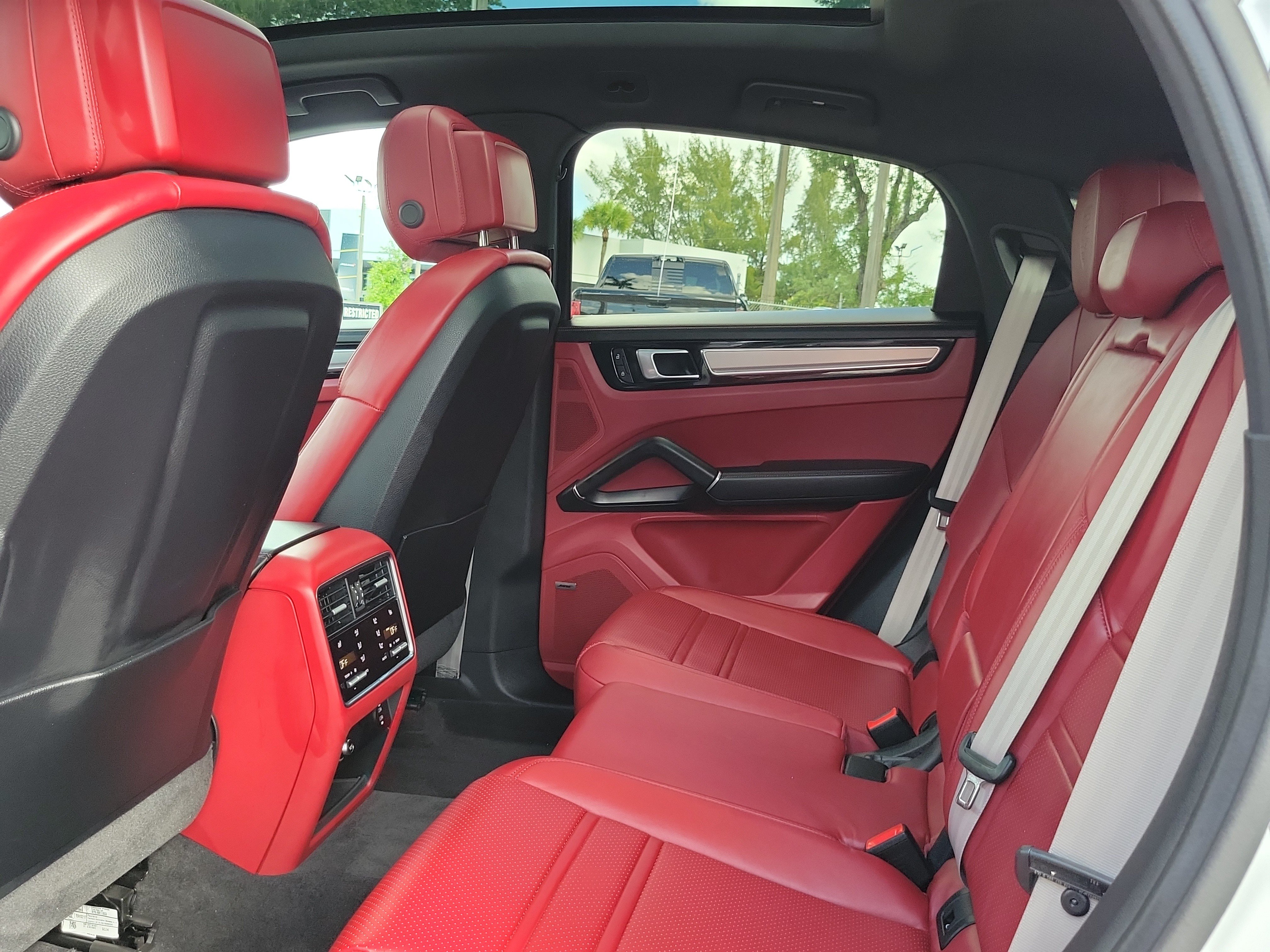 Used 2023 Porsche Cayenne Platinum Edition AWD/4WD image 15