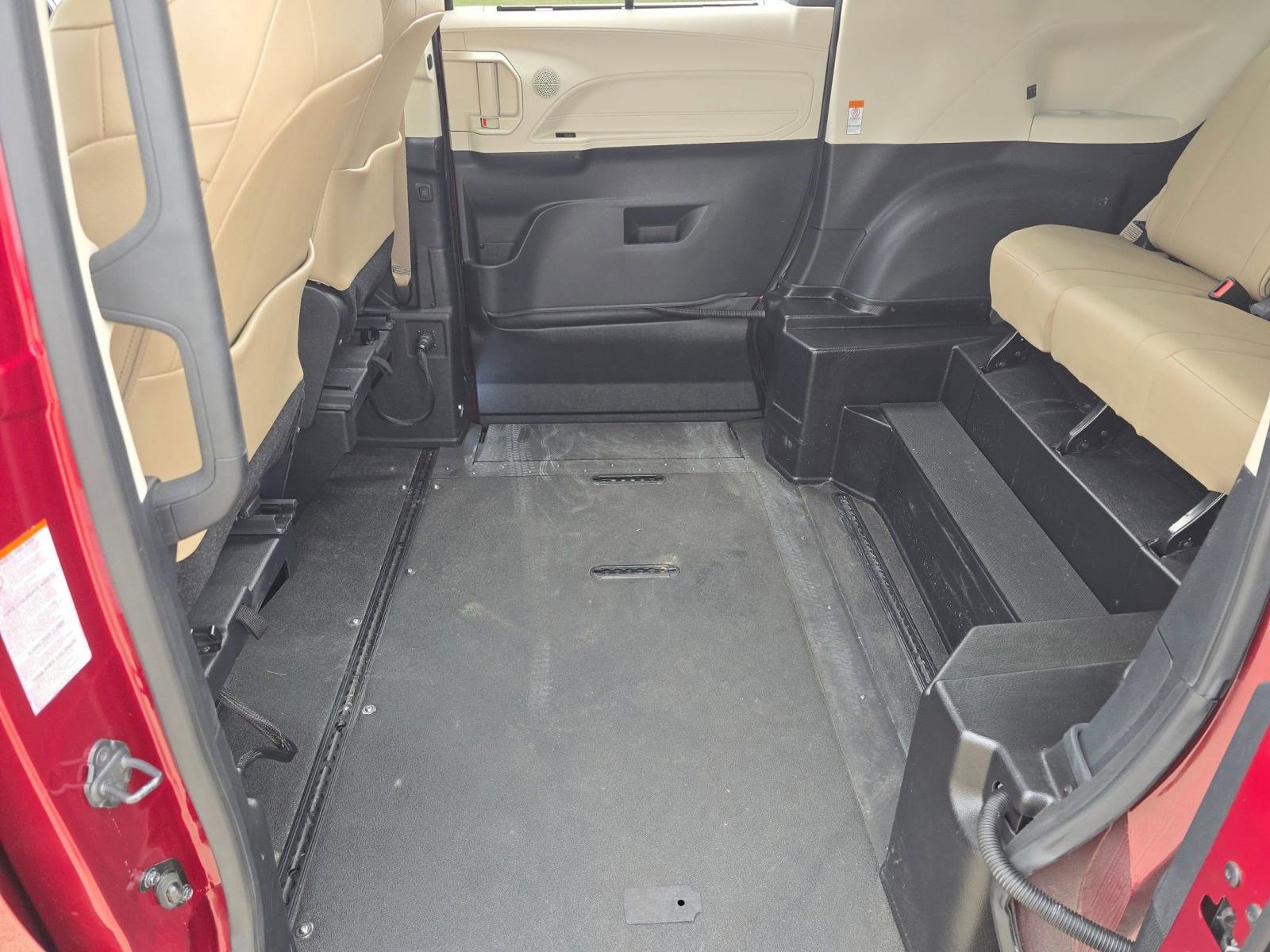 Used 2022 Toyota Sienna XLE w/ XLE Plus Package image 21