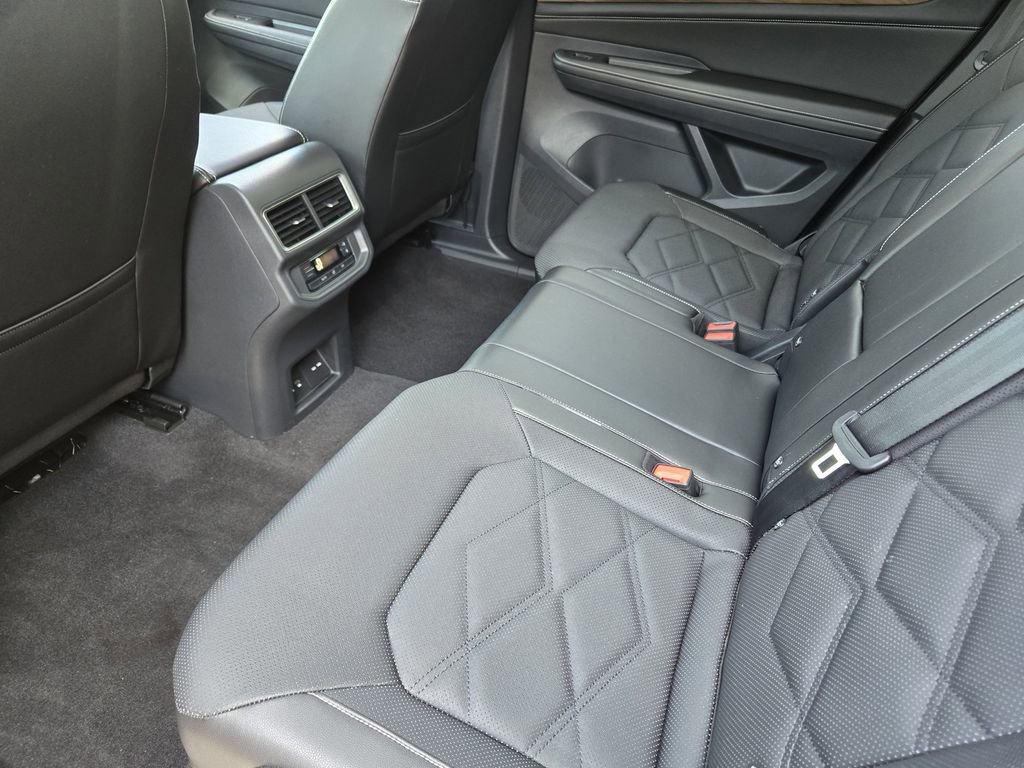 Used 2024 Volkswagen Atlas SE image 32