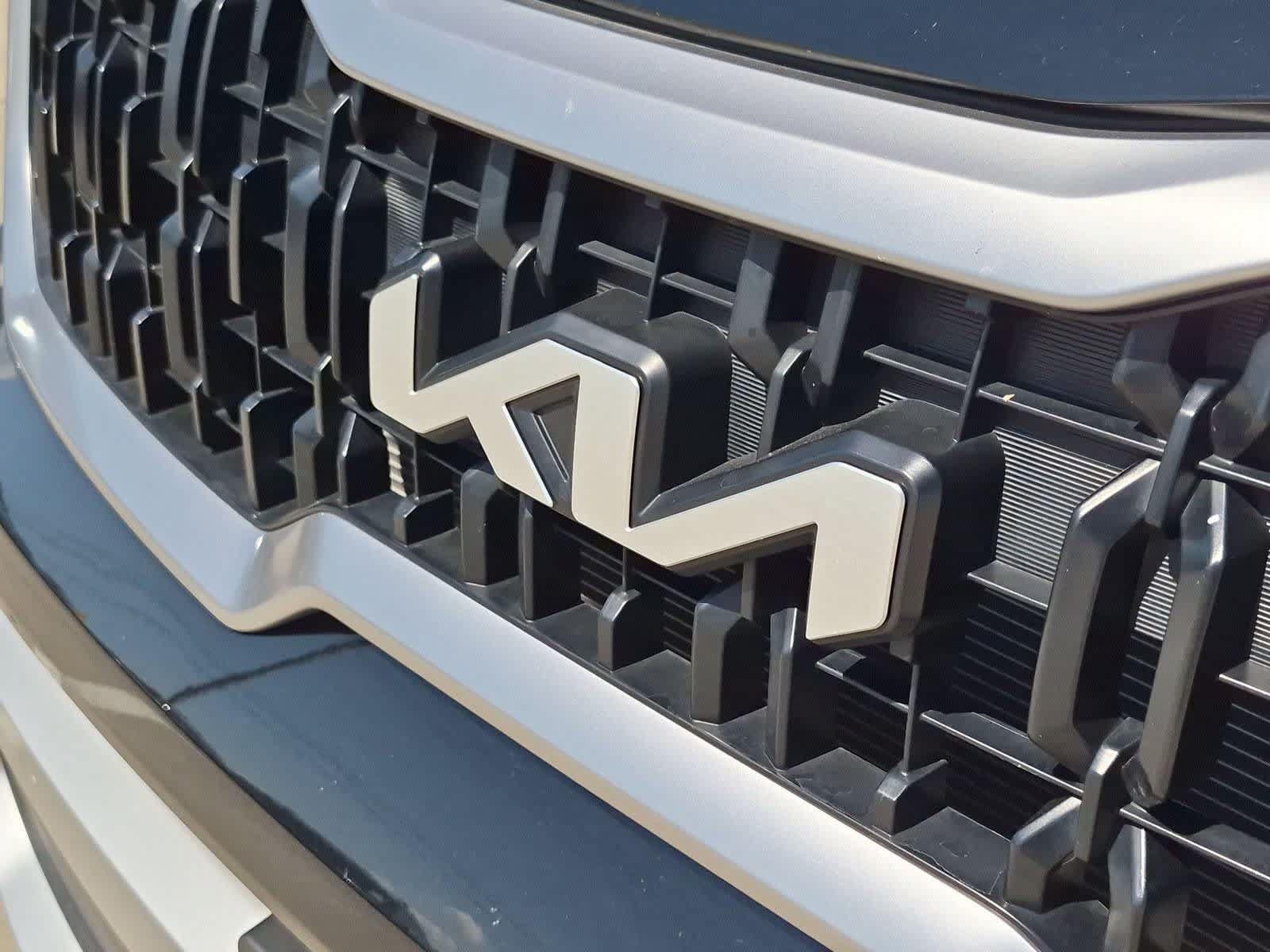 Used 2025 Kia Telluride LX FWD image 11