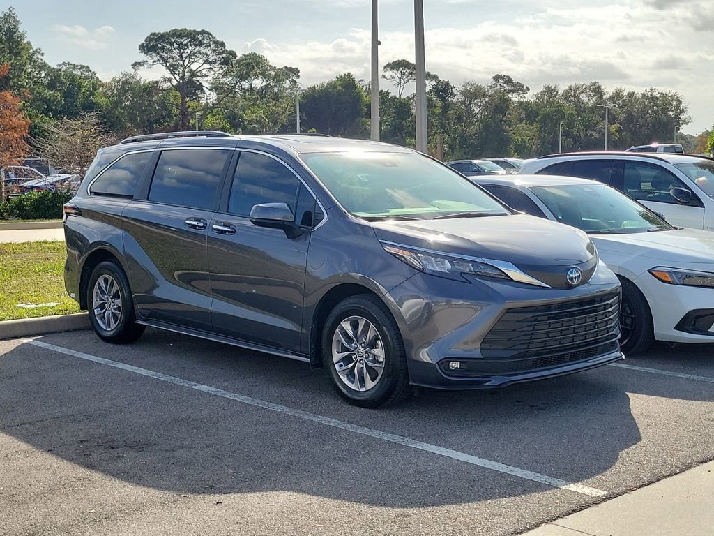 Used 2025 Toyota Sienna XLE image 3