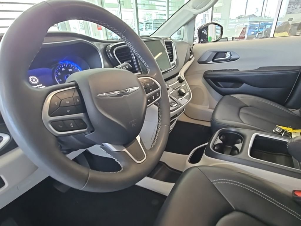 Used 2024 Chrysler Pacifica Touring-L image 22