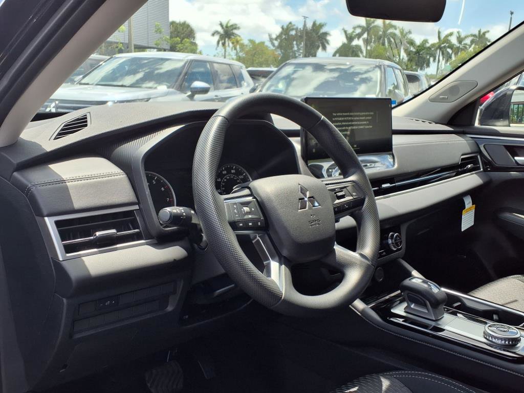 New 2025 Mitsubishi Outlander ES image 6
