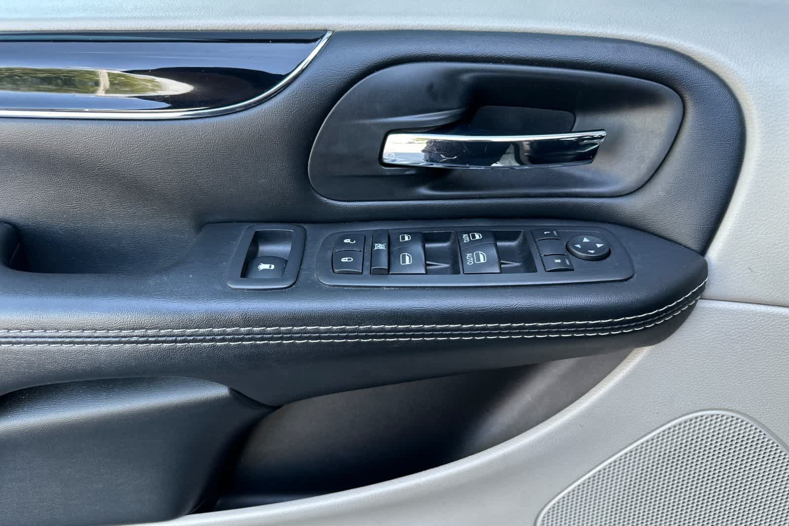 Used 2019 Dodge Grand Caravan SXT FWD image 12