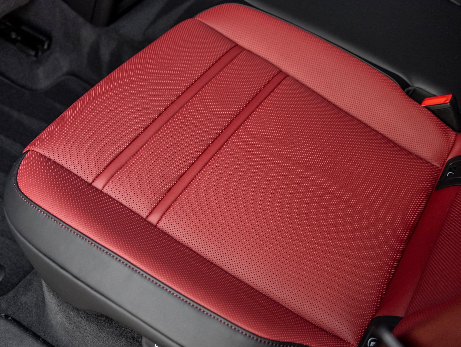 Certified 2025 Porsche Cayenne GTS AWD/4WD image 29