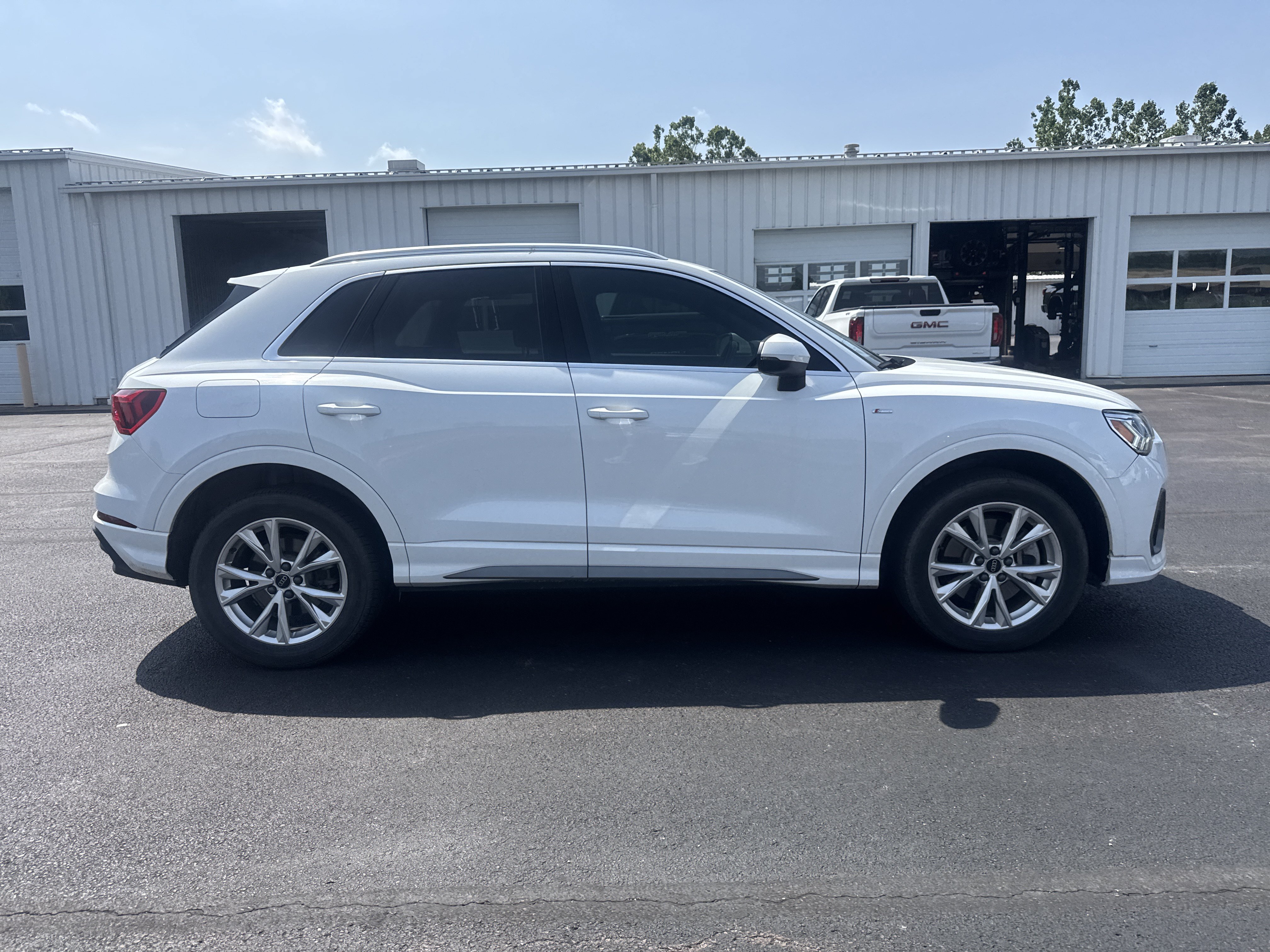 Used 2023 Audi Q3 2.0T Premium AWD/4WD image 2