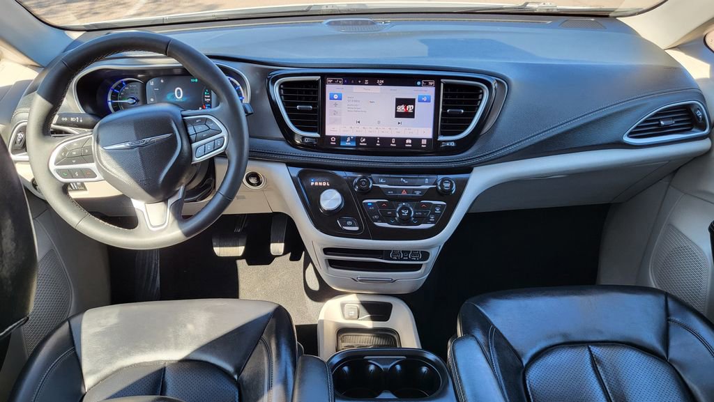 Used 2024 Chrysler Pacifica Select image 29