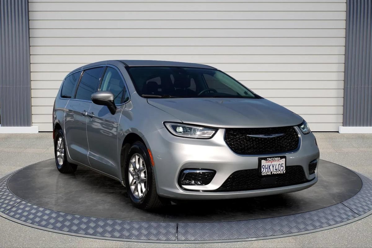 Used 2023 Chrysler Pacifica Touring-L FWD image 1