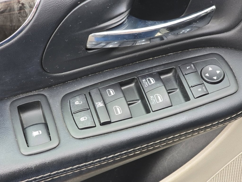 Used 2015 Chrysler Town & Country Touring-L w/ Driver Convenience Group image 21