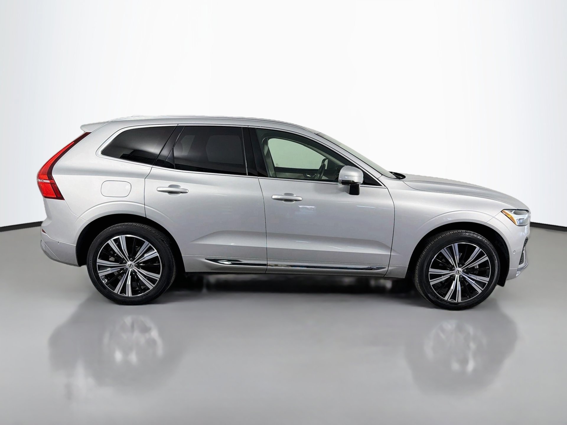 Certified 2023 Volvo XC60 B5 Ultimate w/ Climate Package FWD image 5