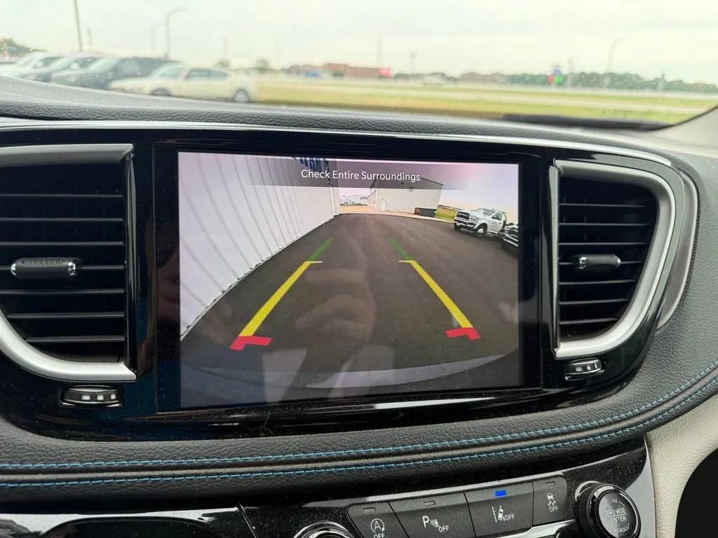 Used 2021 Chrysler Pacifica Touring w/ Cold Weather Group FWD image 14