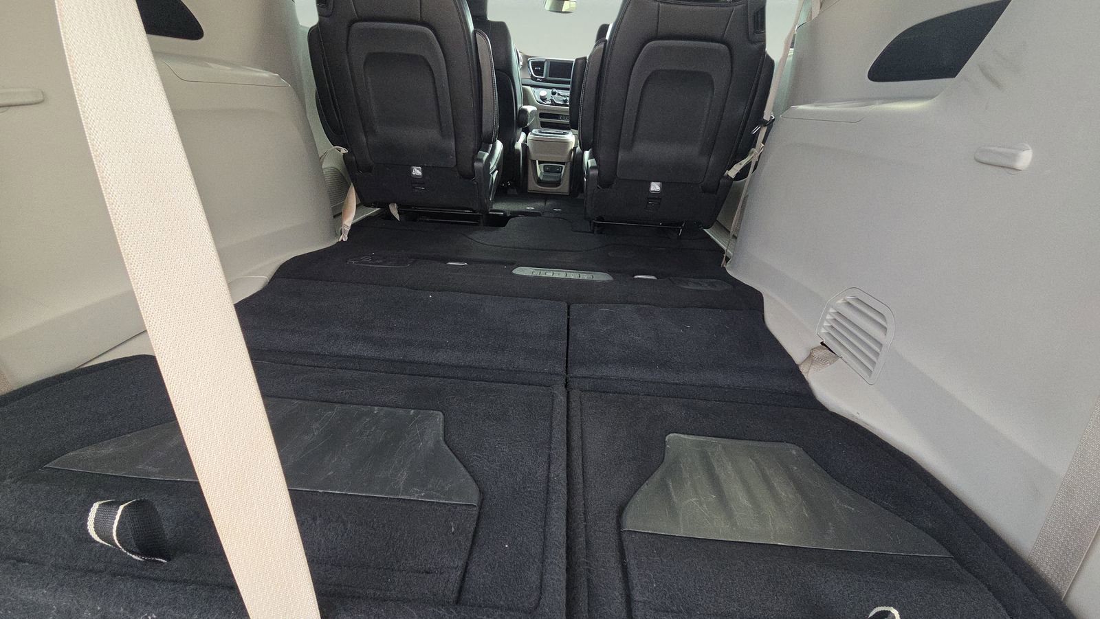 Used 2021 Chrysler Voyager Lxi FWD image 17