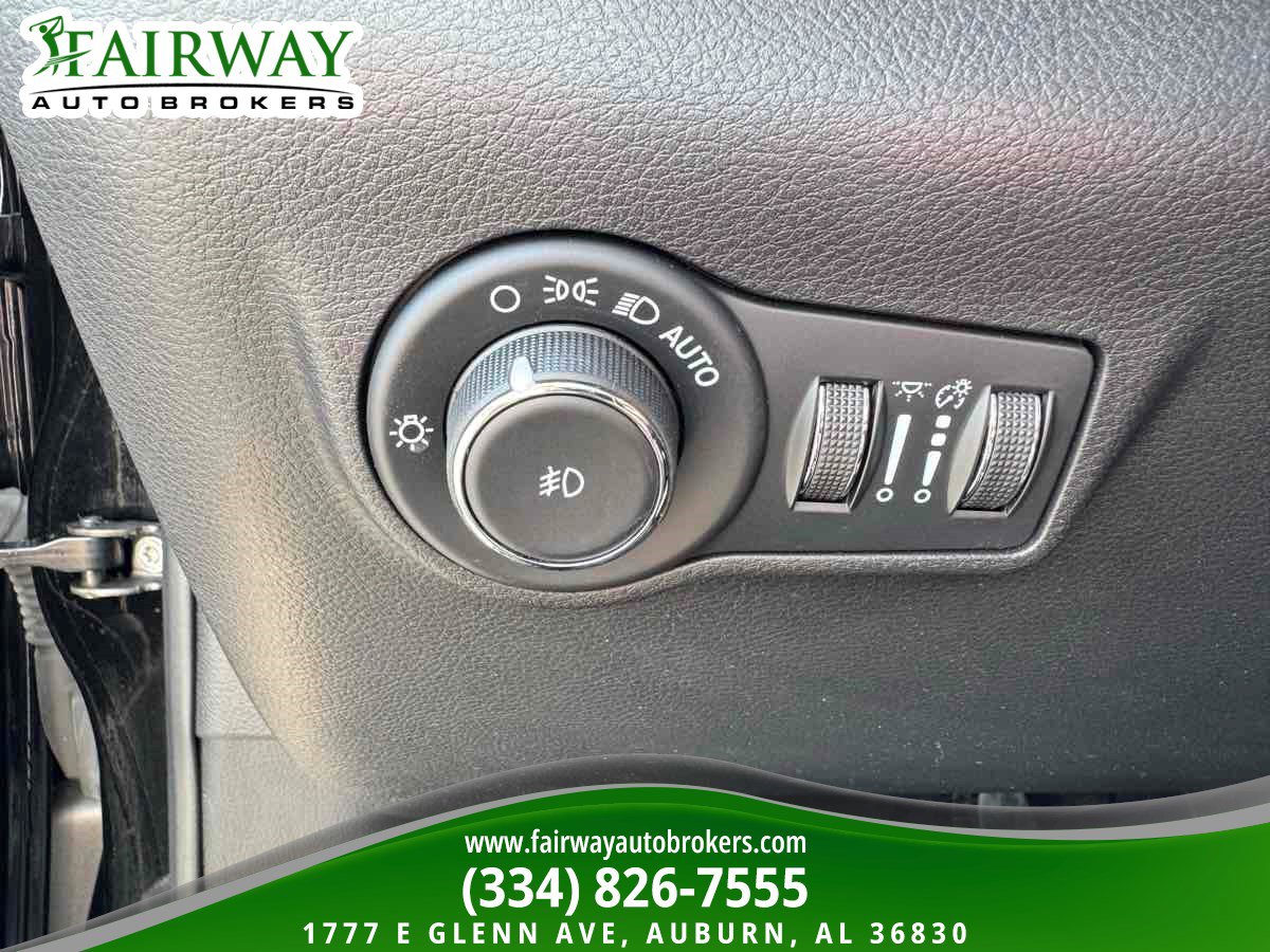 Used 2023 Jeep Compass Latitude w/ Sun and Sound Group AWD/4WD image 16