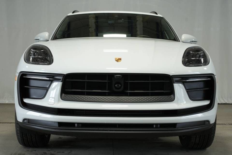 Certified 2025 Porsche Macan AWD/4WD image 11