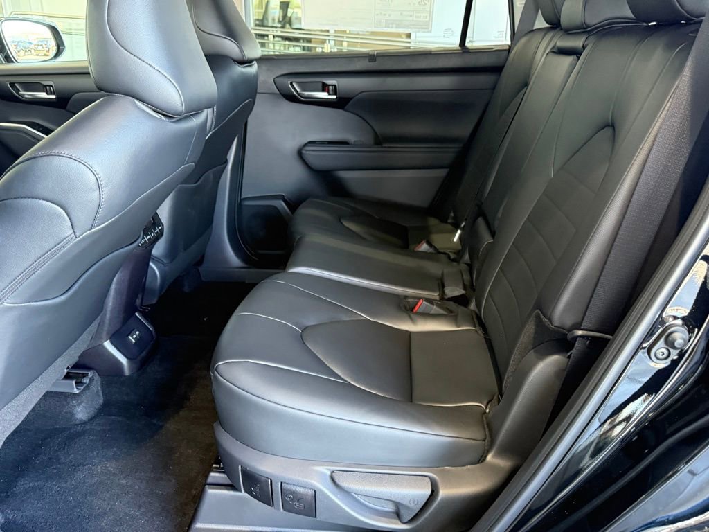 New 2025 Toyota Highlander XLE image 28