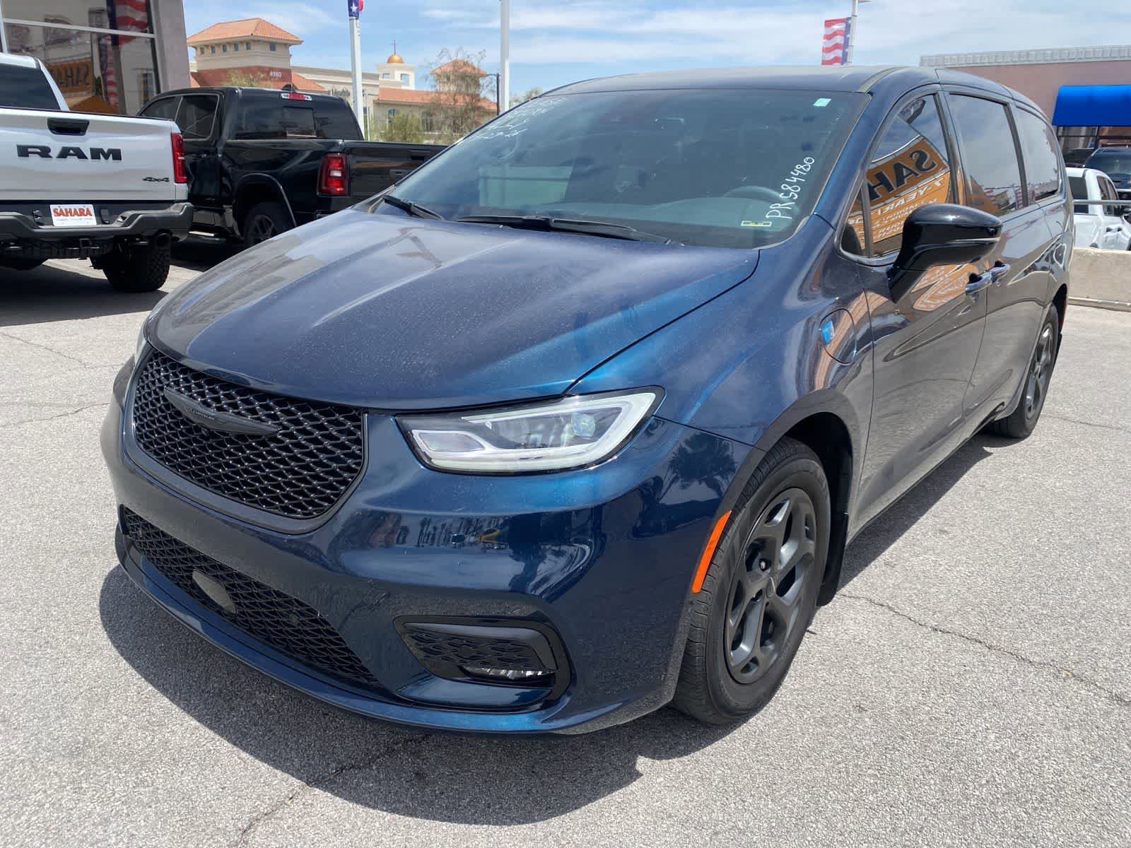 Used 2023 Chrysler Pacifica Limited w/ Uconnect Theater Family Group FWD image 1