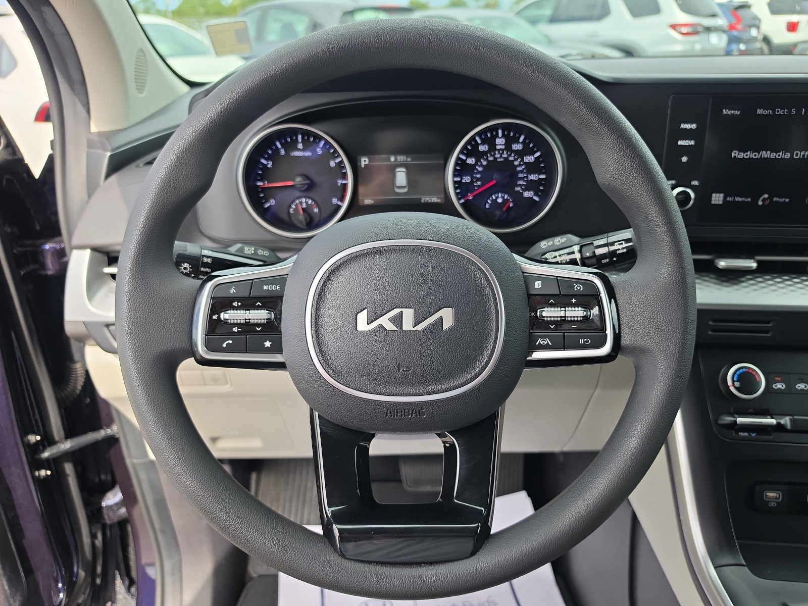 Used 2024 Kia Carnival LX FWD image 21