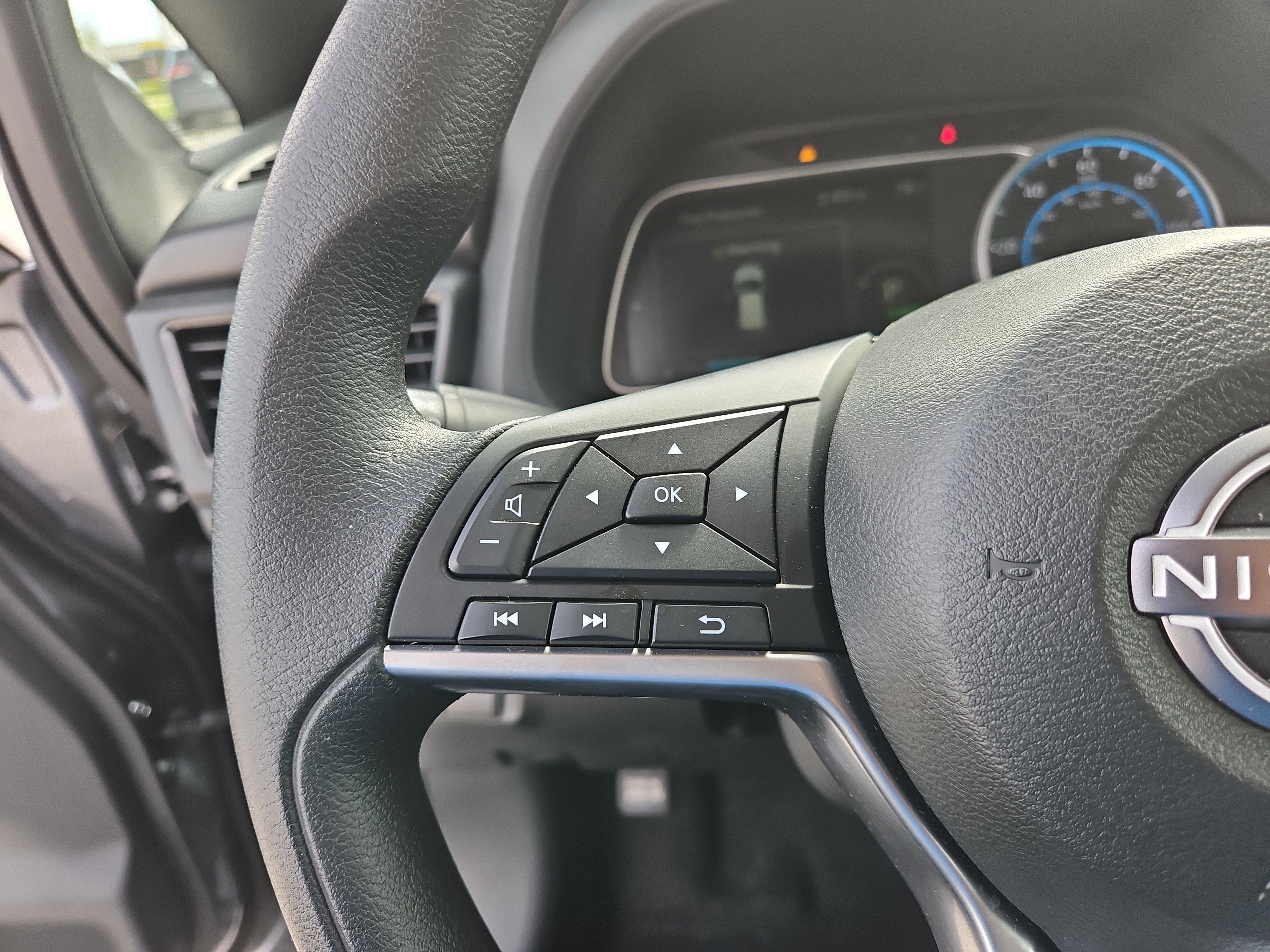 Used 2025 Nissan Leaf S image 17