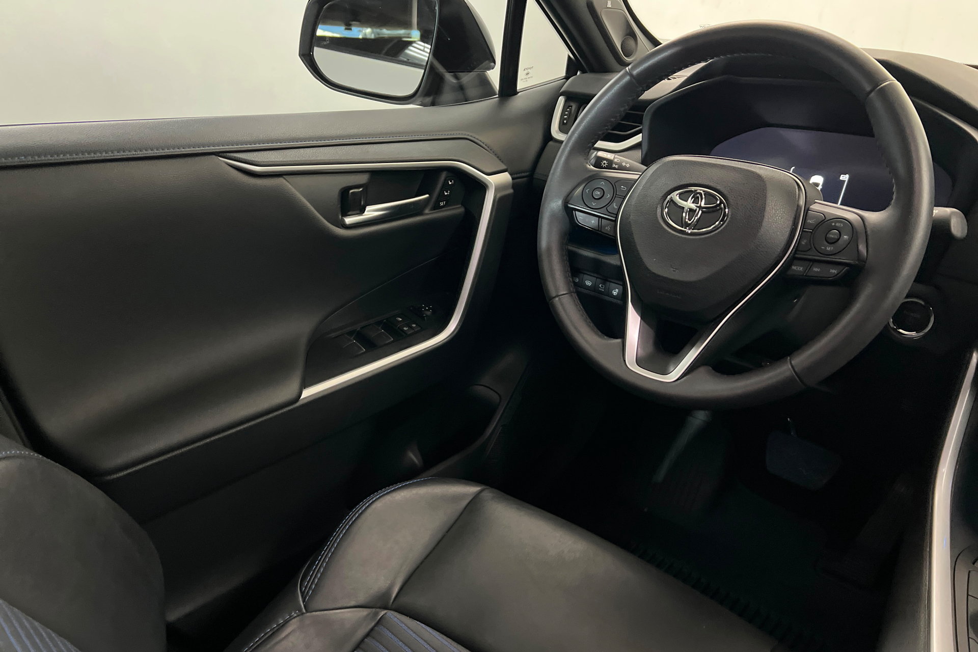 Used 2023 Toyota RAV4 XSE AWD/4WD image 11