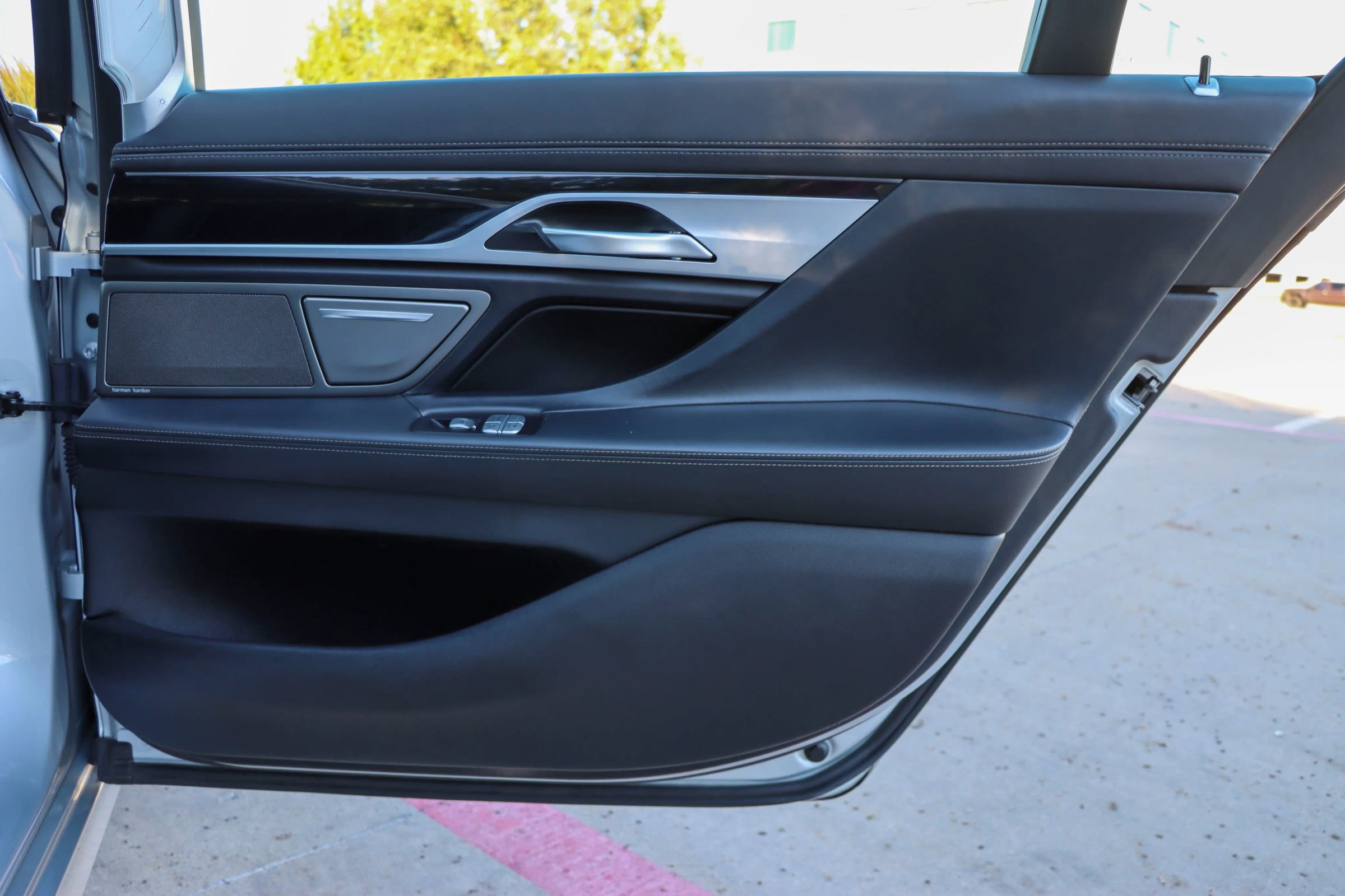 Used 2019 BMW 740i w/ Executive Package image 11