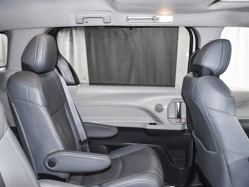 Used 2023 Toyota Sienna Limited image 13